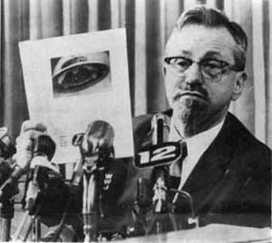 Hynek montrant une photo d'Adamsky  une confrence de presse